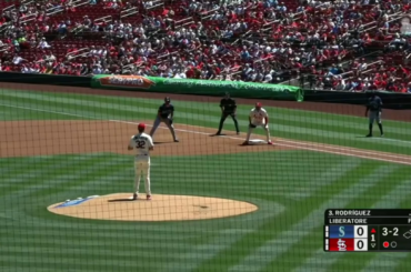 Julio Rodriguez décolle vers le 2e pont à gauche pour un home run de 2 points, ce qui porte le score à 2-0 pour les Mariners.