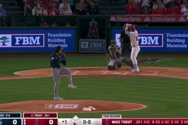 (Point culminant) Mike Trout a failli être frappé à la tête à deux reprises par Bryan Woo. Il n'est pas content.