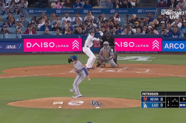 (Point culminant) Shohei Ohtani a été touché par un lancer à l'épaule droite. Des huées bruyantes suivent