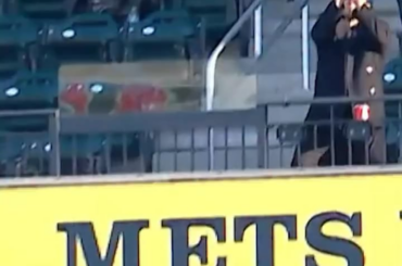 Un fan des Mets rate une fausse balle et se prend une raclée sauvage pour cela