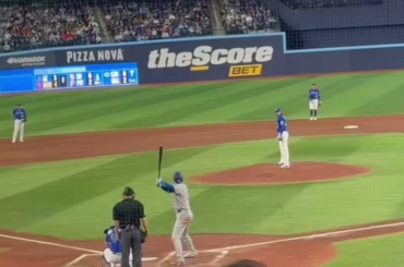 Shohei Ohtani crie des jurons après avoir été involontairement touché au drôle d'os du coude