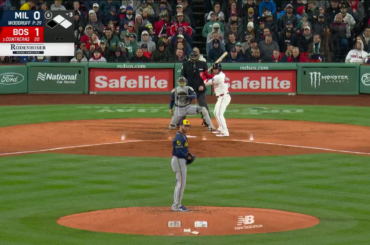Willson Contreras n'est pas content après avoir été frappé par Brandon Woodruff pour la 6ème fois de sa carrière