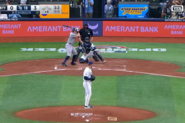Les Yankees perdent un défi après que l'arbitre ait décidé que Ben Rice avait lancé un défi en touchant son casque après avoir lancé la batte.