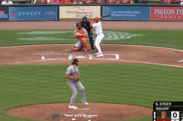 (Pitching Ninja) Spencer Steer en porte un lors de son premier AB. Après ça hier...