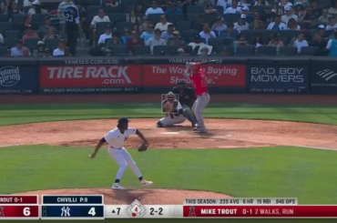 (Point culminant) Pour la première fois dans l'histoire du baseball, un joueur adverse, les Angels, Mike Trout, a réussi quatre jours consécutifs au Yankee Stadium.