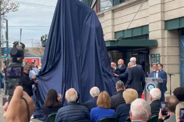 La statue d'Ichiro est révélée à Seattle. Malheureusement, sa batte se brise en retirant le revêtement.