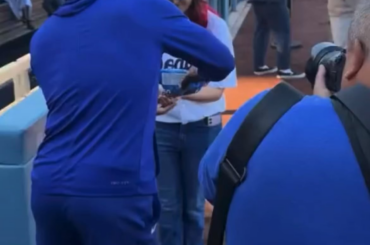 (Jomboy Media) Les Dodgers ont accueilli un fan de 14 ans souffrant d'un trouble du système nerveux qui a déclaré que ce qu'il préférait dans l'équipe était la célébration des graines de tournesol de Teoscar Hernandez. Alors il a fait la fête avec elle 🥹