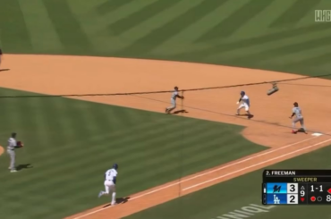 (Highlight) Quel double jeu pour en finir pour les Marlins ! Miami remporte sa première victoire en série au Dodger Stadium depuis 2018 !