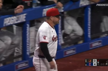 (Point culminant) Les fidèles des Guardians donnent une ovation debout à Parker Messick après avoir presque parcouru la distance, perdant un coup sûr en 9e manche.