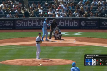 Vinnie Pasquantino conteste avec succès une frappe appelée qui se révèle être juste un cheveu en dessous de la zone