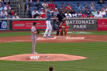 James Wood frappe un premier circuit sur le premier lancer d'Adrian Houser de la journée