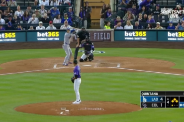 Shohei Ohtani s'est apparemment aligné sur un double jeu pour terminer la manche, mais une hésitation a été appelée avant le lancer à la place pour marquer Max Muncy et porter le score à 5-1 pour les Dodgers (avec rediffusions).