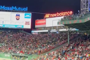 (Point culminant) Les chants « Vendez l'équipe » pleuvent à Fenway après la chute des Red Sox à 2-8 avec le pire bilan du baseball