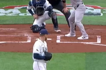 (Jomboy Media) Le lanceur des Rays Drew Rasmussen s'excuse auprès de Jazz Chisholm Jr. après lui avoir crié dessus pour avoir relayé les lancers aux frappeurs des Yankees.