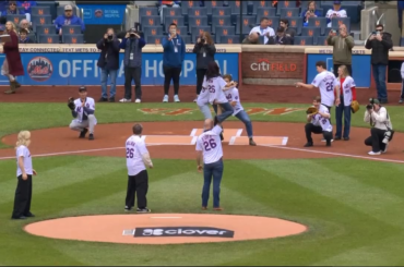 Les patineurs artistiques olympiques de l'équipe américaine ont lancé le premier lancer au Citi Field