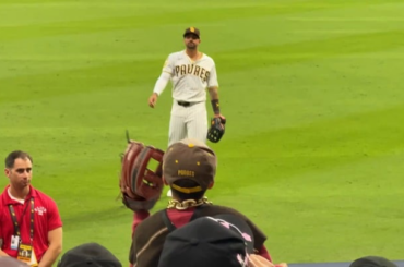 Nick Castellanos a joué au catch avec un fan des Padres entre les manches