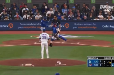 Joe Davis a partagé une histoire sur Freddie Freeman et Dave Roberts lors de l'émission. Après le septième match à Toronto, Roberts a trouvé Freeman qui attendait dans son bureau. "C'est le vôtre", a déclaré Freeman en lui tendant le ballon double jeu vainqueur des World Series.