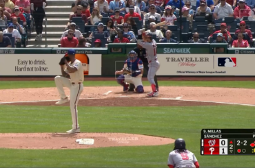 (Talkin' Baseball) L'arbitre décide que Bryce Harper a poussé le bras du coureur hors du but. Au lieu d’avoir trois retraits, le jeu est à égalité.