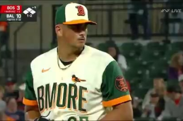 (Point culminant) Avec les bases chargées et aucun retrait au 9e, Carlos Navarlez apparaît et d'une manière ou d'une autre, Marcelo Meyer est expulsé au 2e par Adley Rutschman.