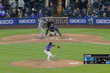 Shohei Ohtani étend sa séquence sur base à 50 matchs avec un simple avec 2 retraits au 9e. Les deux autres fois où il a atteint la base ce soir via des erreurs ne comptent pas.