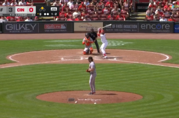 (Point culminant) Les bancs sont dégagés à Cincinnati après qu'Erik Miller ait retiré Sal Stewart sur des prises pour mettre fin au match