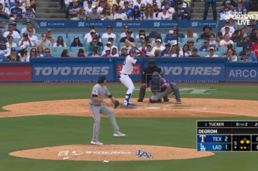 Jacob DeGrom retire Kyle Tucker sur des prises pour sortir de la manche après que les Rangers aient intentionnellement marché Ohtani