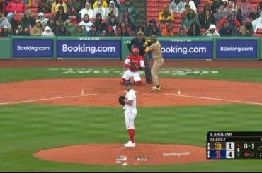 (Point culminant) Manny Machado frappe de manière douteuse un ballon en territoire des fausses balles et prend le deuxième but dans le processus