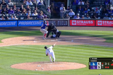 (Point culminant) Troy Johnston réussit un plongeon pour assurer la victoire des Rocheuses contre les Dodgers !