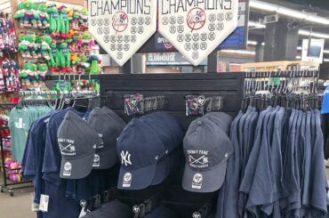 Les Red Sox vendent des plaques à domicile des « 27 champions de la Série mondiale » des Yankees de New York ainsi que d'autres équipements des Yankees dans le magasin de leur équipe.