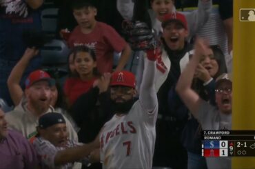 Jo Adell fait savoir à la foule qu'il a attrapé le ballon