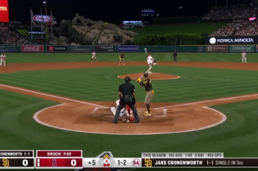 Une balle rapide de Yusei Kikuchi à 97 mph frappe Jake Cronenworth à la mâchoire