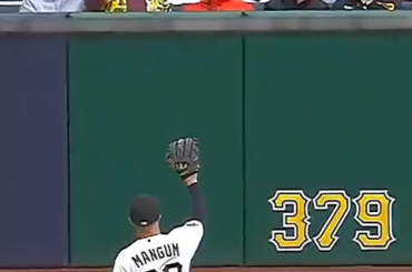 Un garçon donne le ballon à un jeune fan de Jake Magnum et reçoit un câlin en réponse