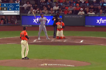 Un fan des Giants près du micro de SNY après que les Mets aient effectué 3 courses : "Allez, Giants, réveillez-vous ! Les Yankees ont quitté la ville la semaine dernière, c'est l'équipe B !"