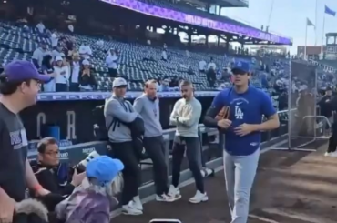 (Jomboy Media) Shohei Ohtani rencontre une Japonaise de 100 ans qui a survécu à la bombe atomique à Nagasaki. Moment incroyable à Coors Field.