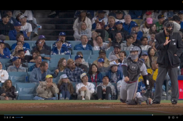 Dalton Rushing demande un temps mort à deux reprises, l'arbitre du marbre semble accorder le temps mort, puis Rushing est rappelé pour violation du chronomètre de lancer.