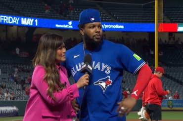 Vladimir Guerrero Jr. évite habilement le bain Gatorade de ses coéquipiers