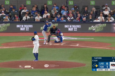 (Point culminant) Shohei Ohtani est surpris par l'arbitre qui lance une balle éraflée au ramasseur de balle