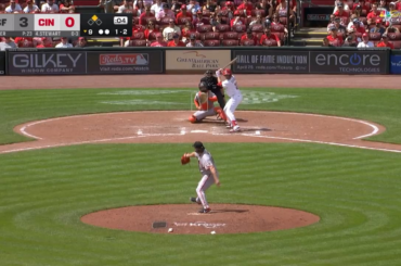 Erik Miller retire Sal Stewart pour l'arrêt et les bancs se dégagent légèrement alors que Miller et Stewart échangent des mots