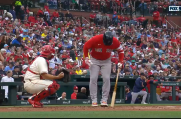 (Talkin' Baseball) Willson Contreras a reçu une belle ovation de la part des fans des Cardinals lors de son premier match à St. Louis depuis son échange. Il a été rapidement touché par son premier lancer au bâton.