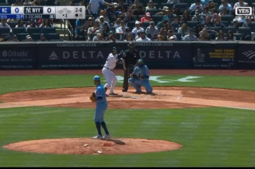 (Lowlight) Kyle Isbel et Jac Caglianone entrent en collision dans le champ droit, permettant à JC Escara de remporter son premier triple en carrière