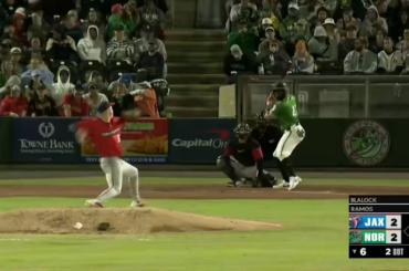 Bryan Ramos des Norfolk Tides en Triple-A a commencé son trot de circuit mais a été expulsé à la deuxième place, ignorant que le ballon a touché le haut du mur et est retourné sur le terrain de jeu.
