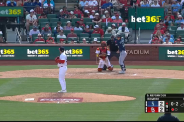 Quelques lancers avant que Rob Refsnyder ne frappe ce qui était finalement le Home Run gagnant, il conteste cet appel de strike 3 dans la zone des frappeurs opposés.