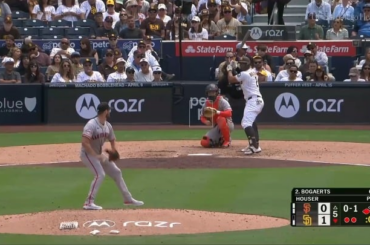 Matt Chapman dit à Casey Schmitt d'attraper le putain de ballon lors d'une visite au monticule après cette erreur