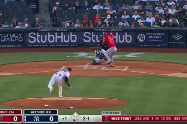 DOS À DOS À DOS ! Mike Trout, Jo Adell et Jorge Soler sont sortis swinguer dans le Bronx 😤