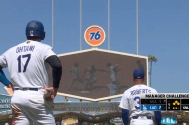Ohtani et Roberts regardent une rediffusion alors qu'ils perdent contre les Marlins de Miami