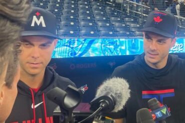 Les jumeaux identiques, Tyler et Taylor Rogers, sont réunis au Centre Rogers ce week-end. Des jumeaux aux Blue Jays.