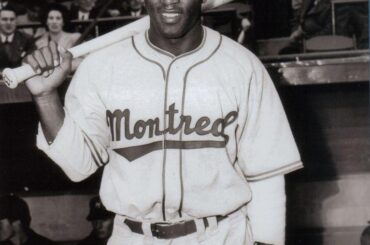 Il y a 80 ans aujourd'hui, Jackie Robinson faisait ses débuts au baseball professionnel intégré avec les Royals de Montréal de la Ligue internationale. Il a obtenu une fiche de 4 en 5 avec un circuit lors de la victoire 14-1 des Royals contre les Giants de Jersey City au Roosevelt Stadium.