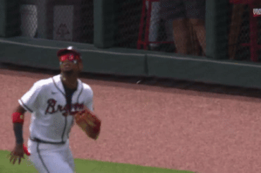 Ronald Acuña Jr. attrape un ballon et salue un jeune fan