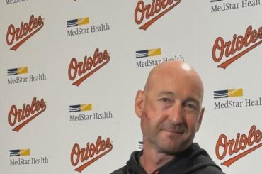 (Kostka) Le manager des Orioles, Craig Albernaz, a subi une fracture de la mâchoire et au moins sept fractures de la joue suite à la fausse balle qui lui a frappé le visage.