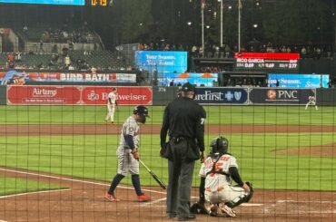 Jose Altuve (5'6") debout à côté de l'arbitre du marbre Jordan Baker (6'7")